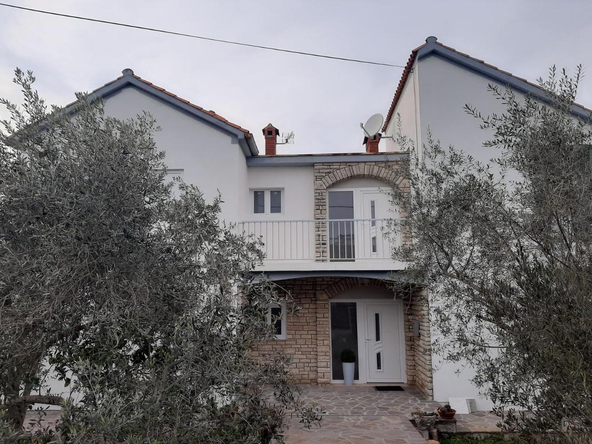 Family House Rebeka Apartment Ugljan Exterior foto